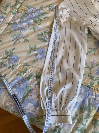 Camisa elegante blanca con rayas de seda