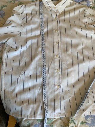 Camisa elegante blanca con rayas de seda