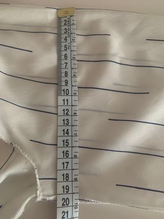 Camisa elegante blanca con rayas de seda