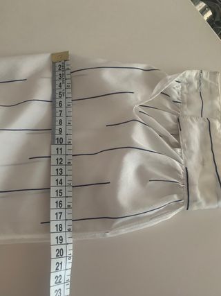 Camisa elegante blanca con rayas de seda