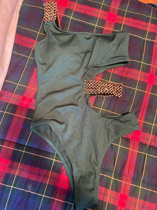 Costume intero elegante verde con dettagli oro