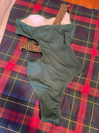 Costume intero elegante verde con dettagli oro