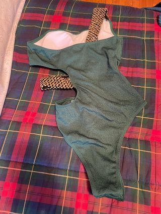 Costume intero elegante verde con dettagli oro