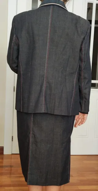 Traje de falda azul vaquero con forro rojo