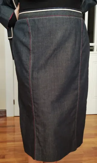 Traje de falda azul vaquero con forro rojo