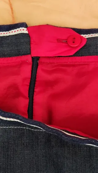 Traje de falda azul vaquero con forro rojo