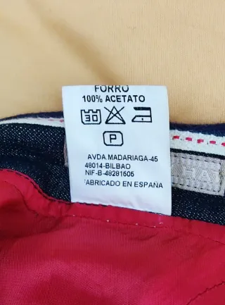 Traje de falda azul vaquero con forro rojo