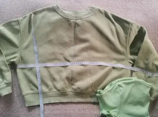 Conjunto verde casual (crop + sudadera)