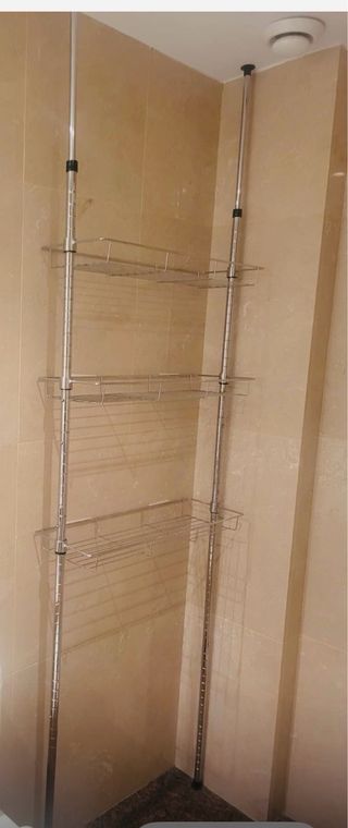 Estantería metálica cromada – diseño funcional