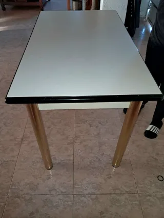 Mesa de cocina blanca y dorada