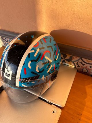 Casco de moto azul con diseño