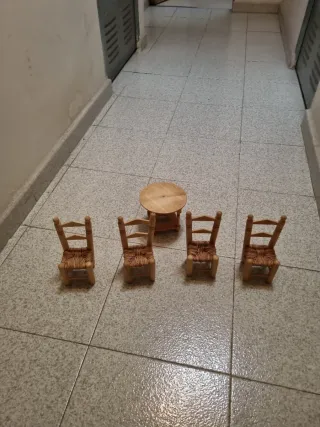 Mesa y 4 sillas miniatura madera