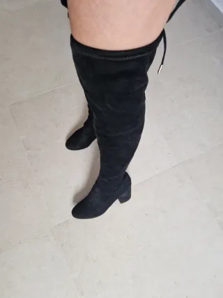 Botas altas ante negro