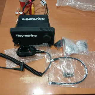 Radio  emisora VHF Marina Raymarine Ray63 con GPS