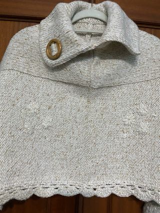 Capa de lana para adulta, bordada.