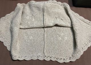 Capa de lana para adulta, bordada.