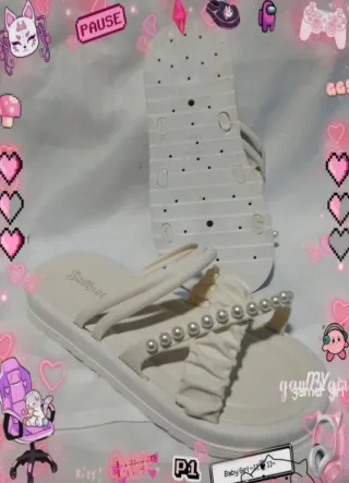 Sandalias blancas de verano con perlas