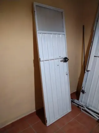 Puerta basculante con puerta peatonal