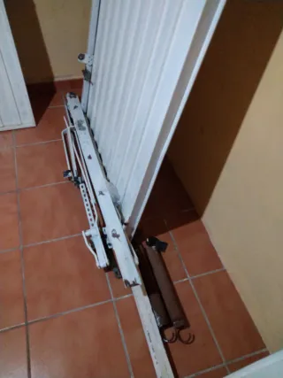 Puerta basculante con puerta peatonal