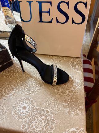 Sandalias Guess Tacón Alto Negro y Plata