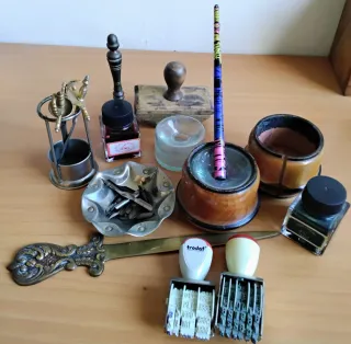 Lote artículos escritura: tinteros, sellos,plumill