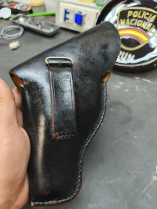 Funda cartuchera para revólver de cuero