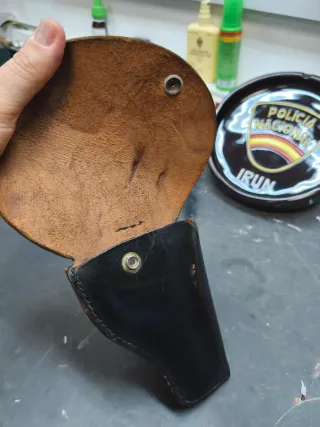 Funda cartuchera para revólver de cuero