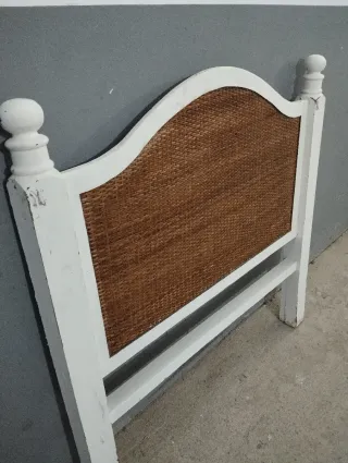 Cabecero de madera y ratán blanco