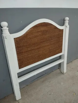 Cabecero de madera y ratán blanco