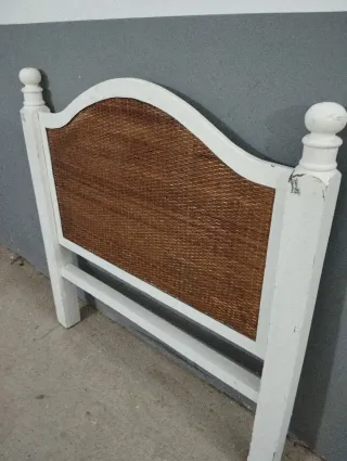 Cabecero de madera y ratán blanco
