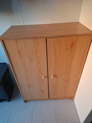 Mueble de madera con puertas