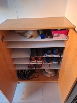 Mueble de madera con puertas