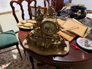 Reloj de sobremesa antiguo dorado