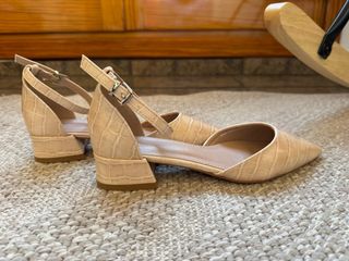 Sandalias beige tacón bajo cocodrilo