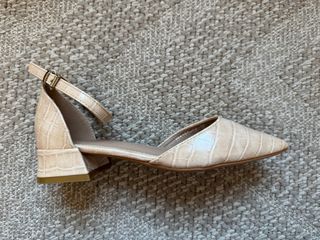 Sandalias beige tacón bajo cocodrilo