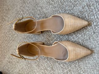 Sandalias beige tacón bajo cocodrilo