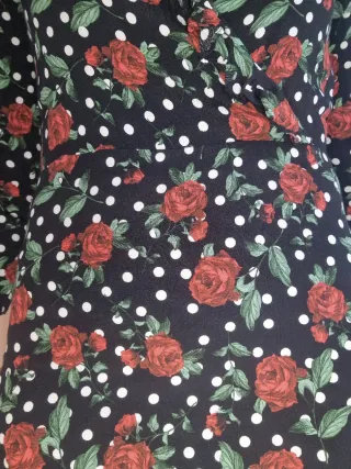 Vestido negro con lunares y rosas rojas