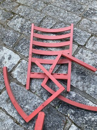 Mecedora Ikea Madera Roja desmontada