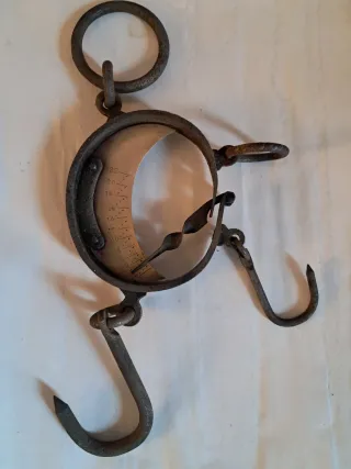 Antigua báscula de media luna