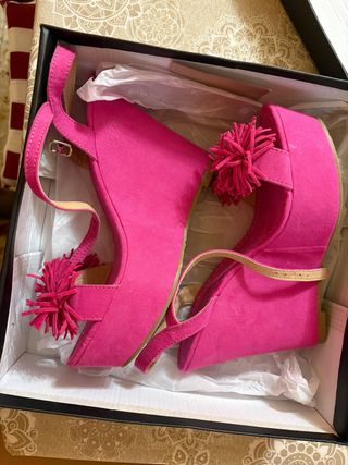 Sandalias de cuña fucsia con pompón
