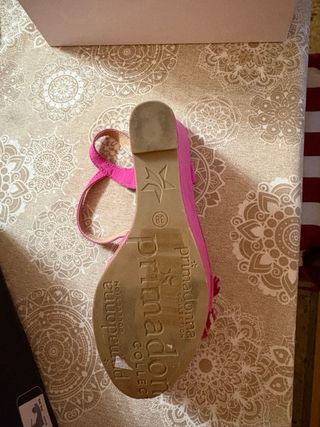 Sandalias de cuña fucsia con pompón