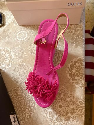Sandalias de cuña fucsia con pompón