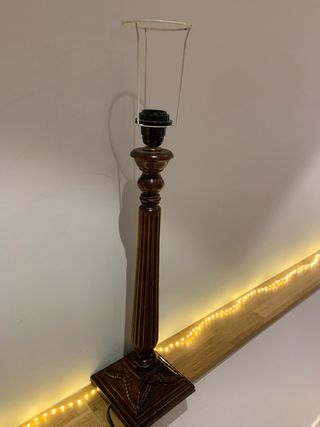 Pié de lámpara de madera clásica