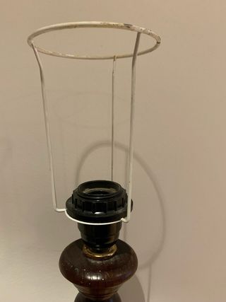 Pié de lámpara de madera clásica