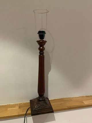 Pié de lámpara de madera clásica