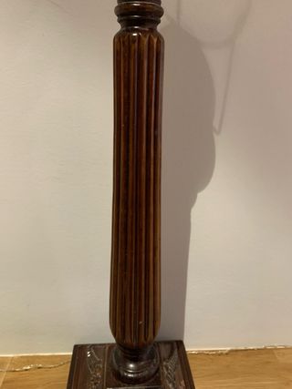 Pié de lámpara de madera clásica