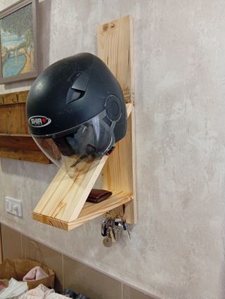 Soporte de madera para casco y llaves