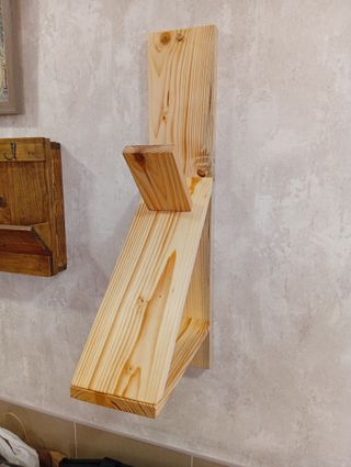 Soporte de madera para casco y llaves