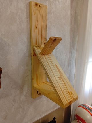 Soporte de madera para casco y llaves