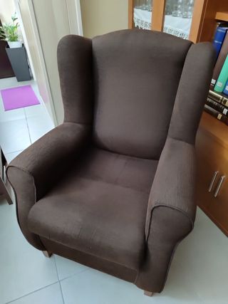 Sillón orejero marrón tela